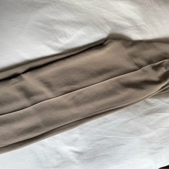 Aritzia Women's Effortless Pant in Nomad Taupe - Picture 4 of 5
